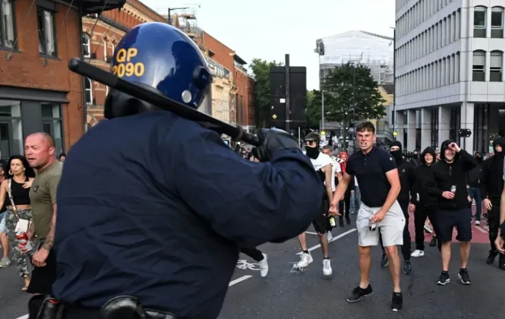  Escalatie van Racistische Aanvallen in Engeland: Dreigend Gevaar in Nederland?